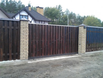 Откатные ворота обрамление деревом