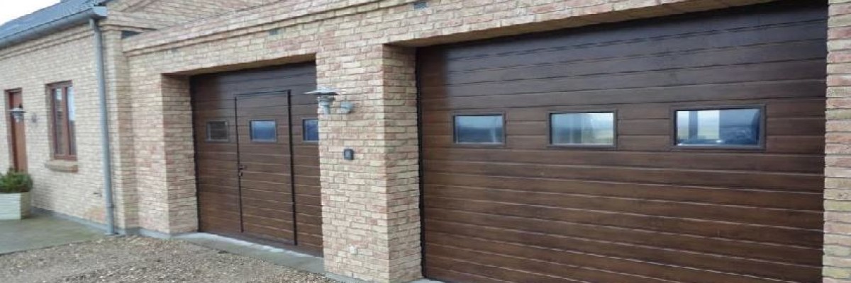 Секционные ворота в гараж с окошками