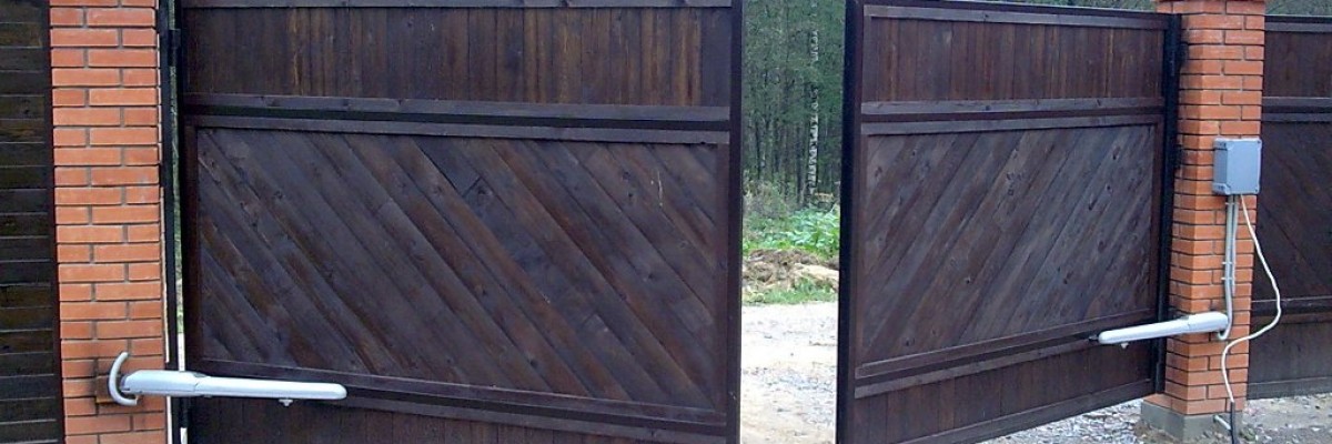 Распашные ворота обрамление деревом