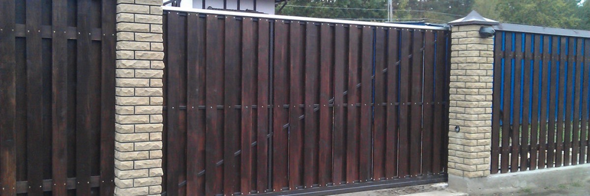 Откатные ворота обрамление деревом